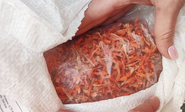 Сушена морква 2 сорту соломкою у внутрішньому герметичному пакеті, вкладеному в захисний плетений мішок.